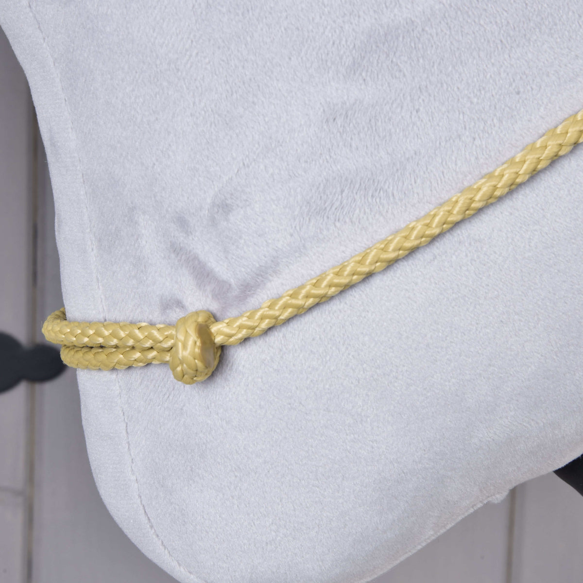 Close-up van de Hobby Horse Cordeo Nature: zandkleurig gevlochten koord met knoop op grijs pluche