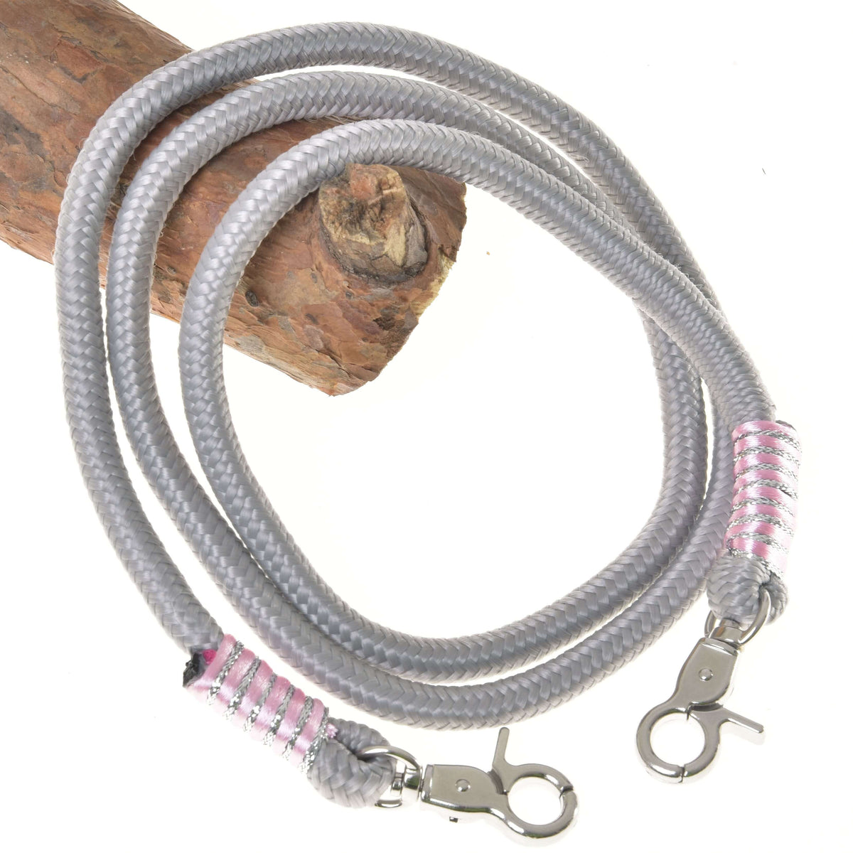 Teugels Tizian voor Hobby Horse van LarDen van lichtgrijs touw met roze-zilveren omwikkelingen en twee zilveren karabijnhaken