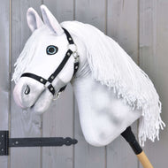 Hobby Horse Elektra avec licol noir de LarDen, tête en peluche blanche ombrée de gris, yeux bleus et longue crinière en fil blanc