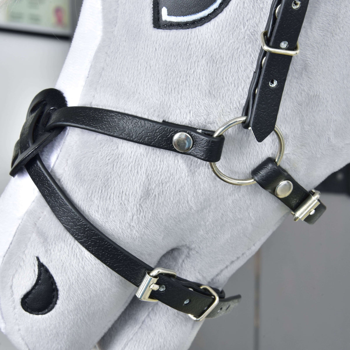 Neusriem Mexico zwart van opzij op een grijze Hobby Horse: riempjes van kunstleer met zilveren gespen en een ring