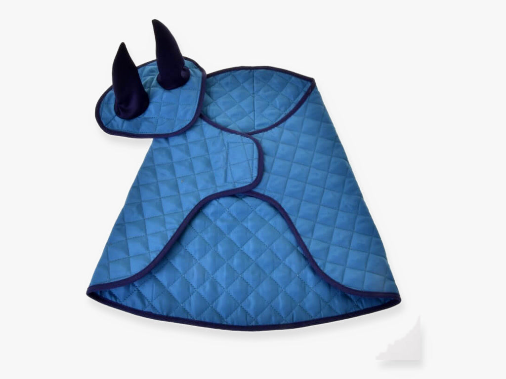 Set Thermo Sky van LarDen voor Hobby Horse: blauwe deken met ruitstiksel en borstsluiting, bijpassend oornetje met marineblauwe oren