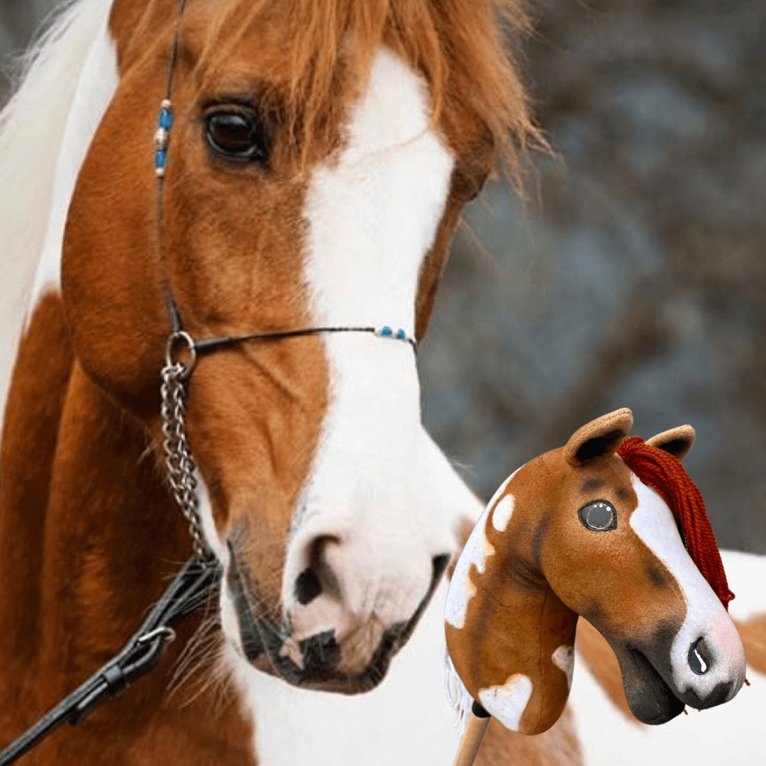 Vosbont paard met showhalster naast zijn kopie als Hobby Horse met witte vlekken en rode manen van garen