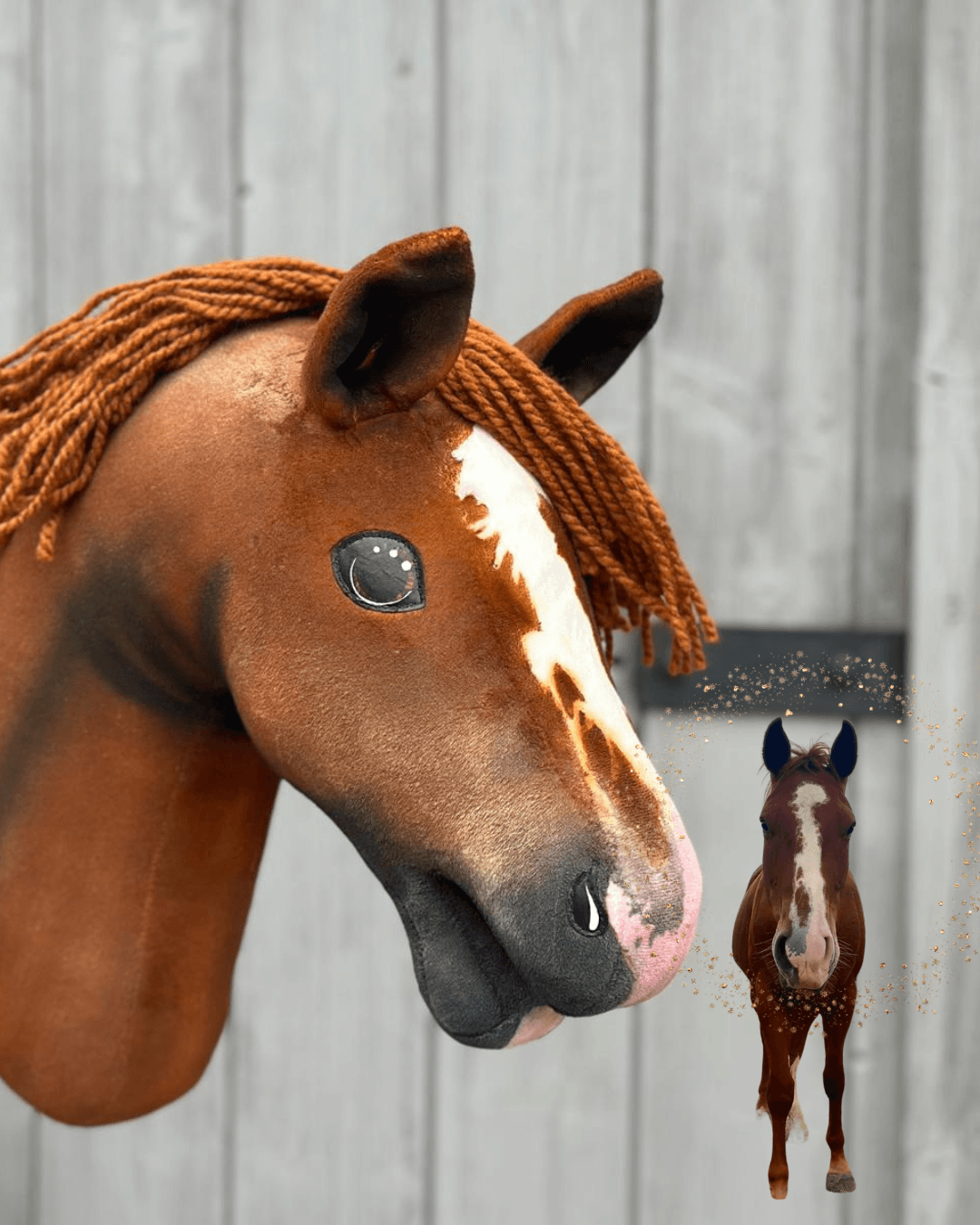 Voskleurige Hobby Horse met koperkleurige manen van garen, witte bles en roze neus, met een klein plaatje van het echte paard erachter