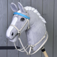 Aqua kunstleren set - hoofdstel, teugels en martingaal van LarDen op een grijze Hobby Horse, crème riemen en blauwe frontriem