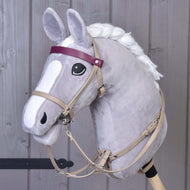 Ensemble similicuir Bordeaux - bride, rênes et martingale de LarDen sur un Hobby Horse gris, courroies beiges et frontal bordeaux