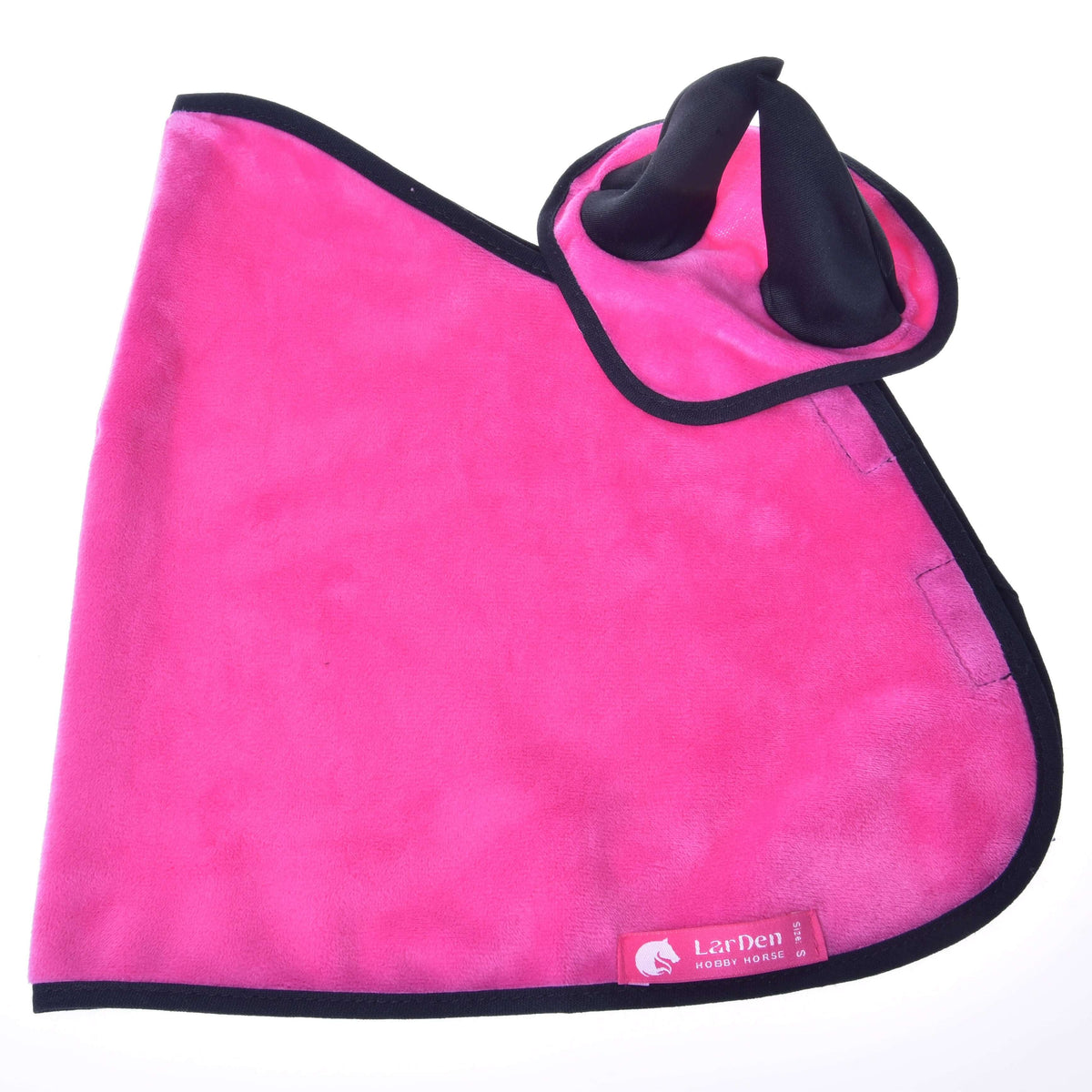 Face extérieure de la couverture veloutée rose vif pour Hobby Horse avec le bonnet d'oreilles dessus et l'étiquette LarDen rose