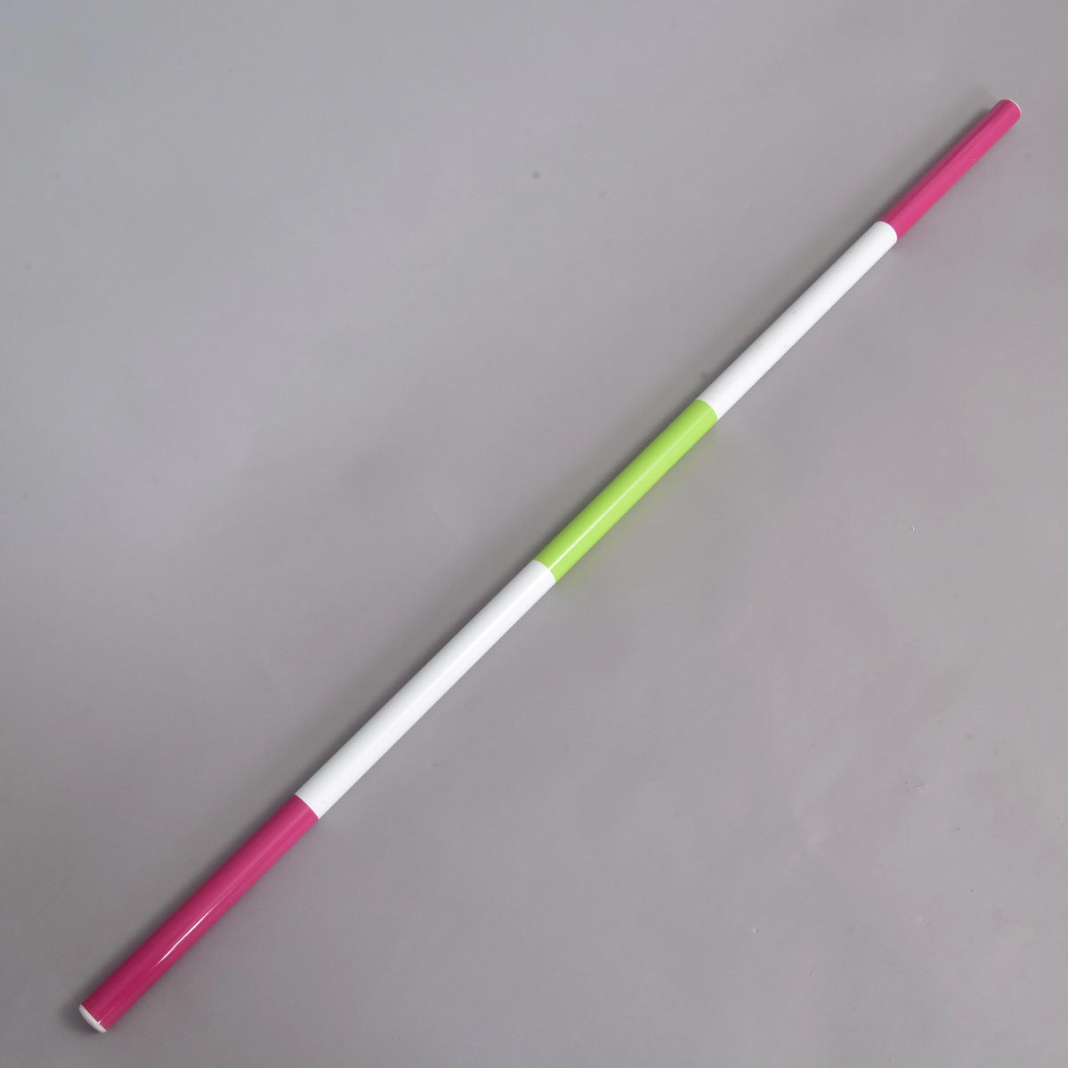 Barre d’obstacle rose-vert pour Hobby Horse de LarDen, extrémités roses, longues sections blanches et centre vert citron, sur sol gris