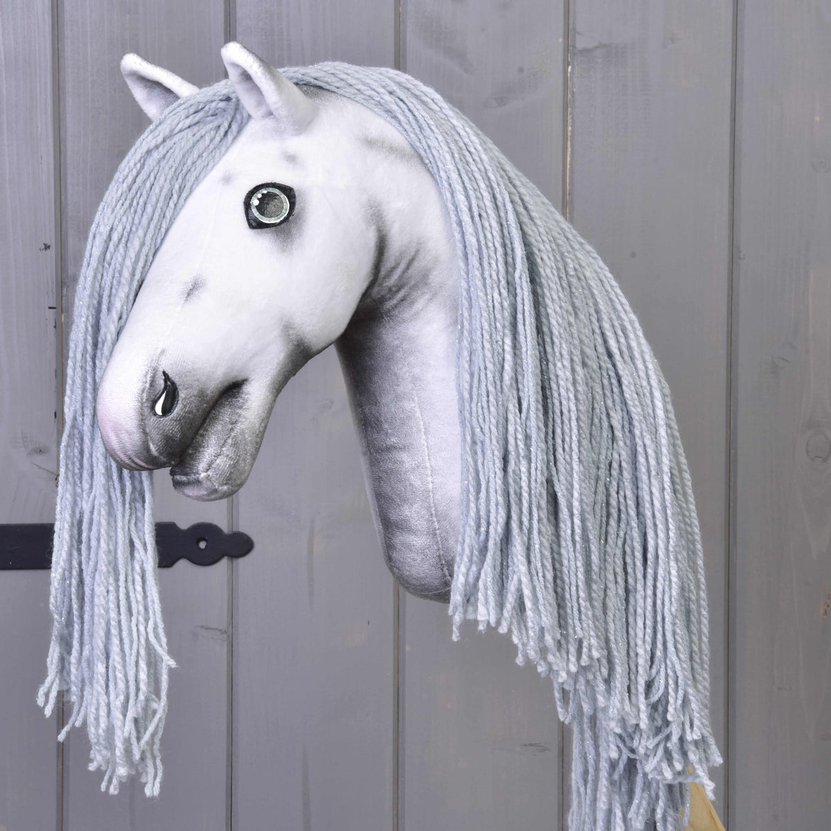 Hobby Horse Licorne Silver sans corne ni harnachement : tête blanche en peluche et longue crinière grise des deux côtés