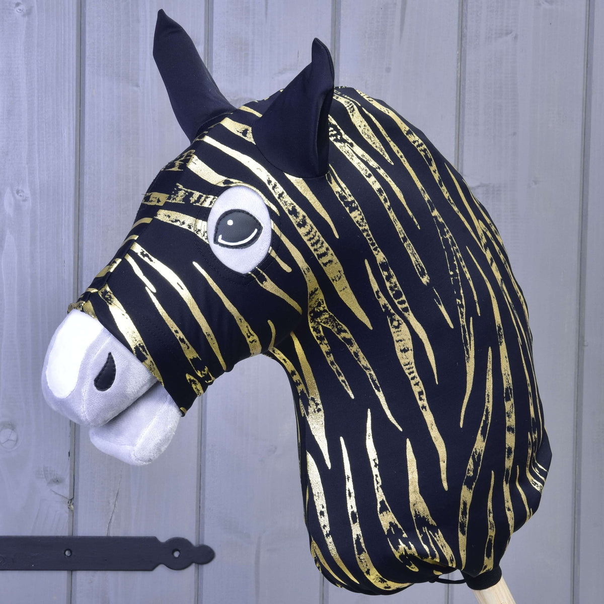 Combinaison de protection Hobby Horse Zebra Gold (Lycra) par LarDen : noire à rayures zèbre or métallisé, couvrant toute la tête