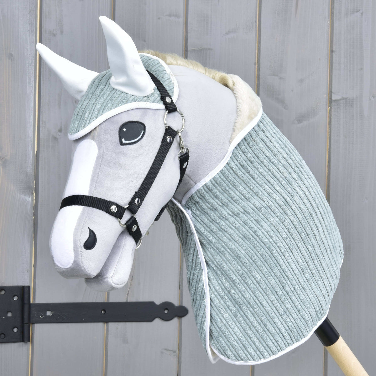 Hobby Horse gris clair au licol noir portant l’ensemble Manchester Little Green, oreilles en satin blanc et liseré blanc