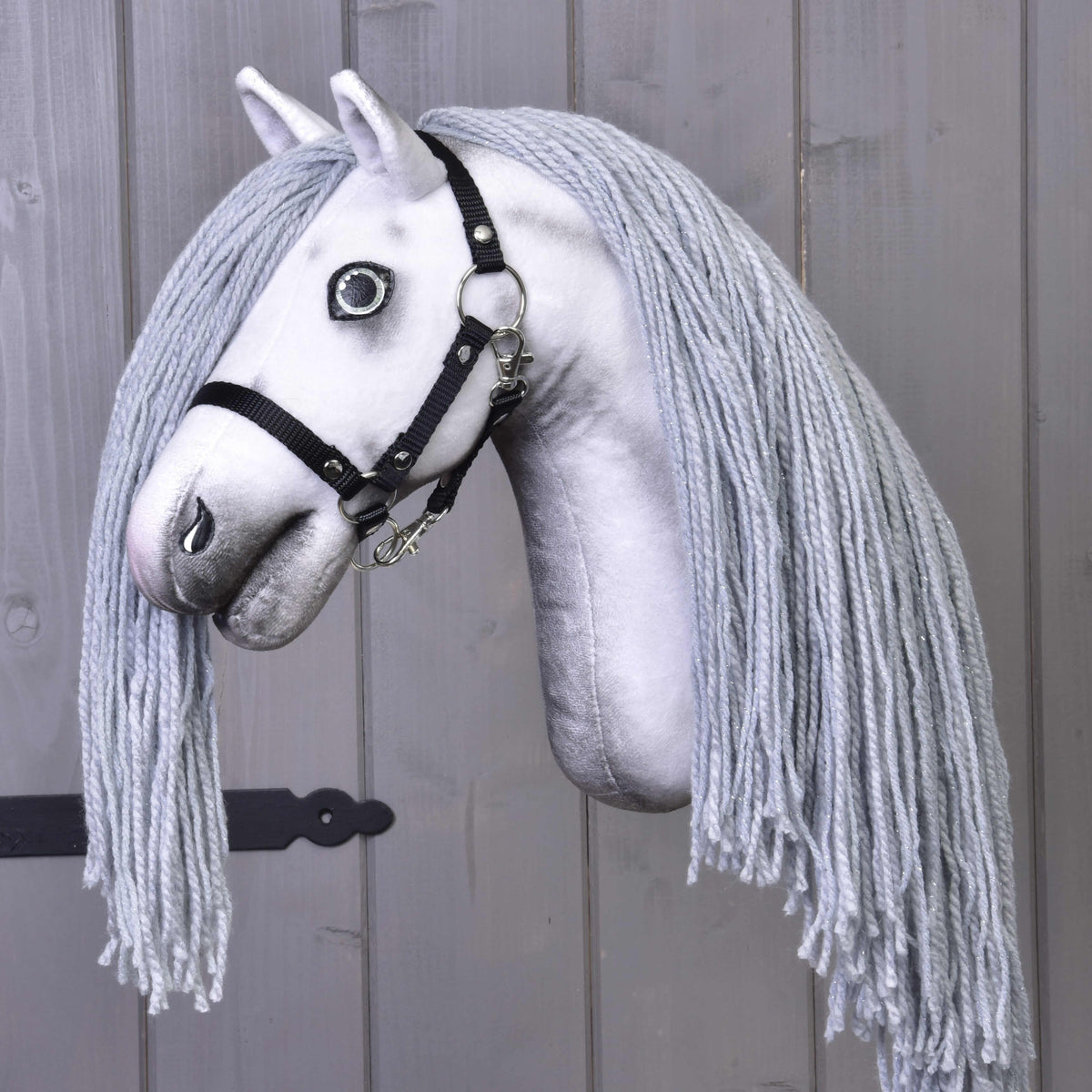 Hobby Horse Licorne Silver de trois quarts avec licol noir, tête blanche ombrée de gris et longue crinière grise