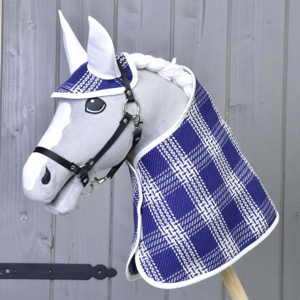 Hobby Horse gris avec licol noir portant l'ensemble Blue Cube à carreaux bleus et blancs, vu de trois quarts