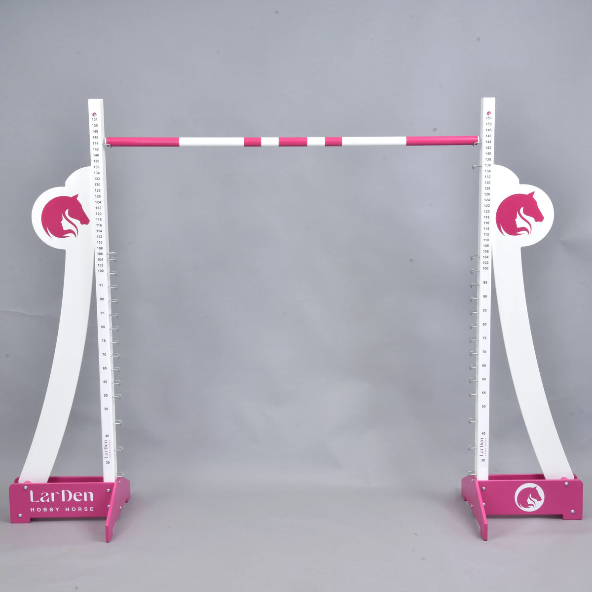 Saut de puissance LarDen Hobby Horse avec hautes ailes blanches incurvées, logos roses à tête de cheval, pieds roses et barre rose et blanche en haut