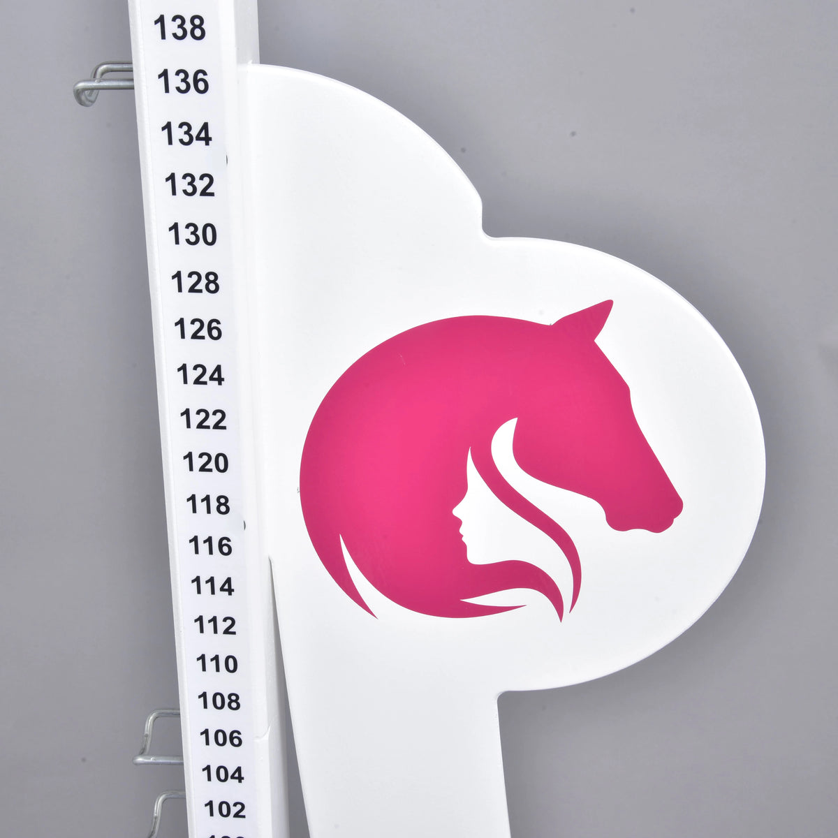 Gros plan sur une aile au logo rose tête de cheval et profil de fille à côté de l’échelle de 102 à 138 cm