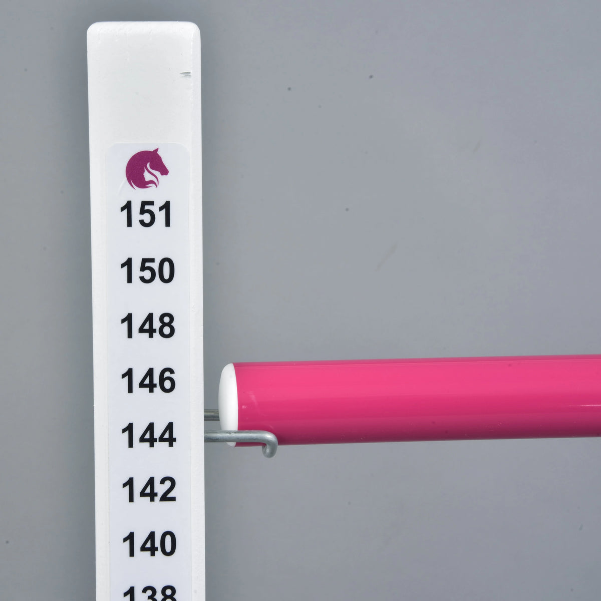 Haut de l’échelle avec un logo cheval rose au-dessus de 151 cm et la barre rose posée sur le crochet à 144