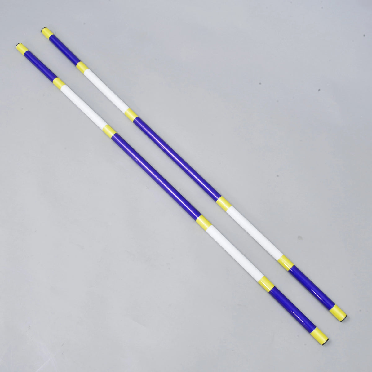 Barre d’obstacle bleu-blanc 2 pcs pour Hobby Horse de LarDen : deux barres bleues et blanches à bagues jaunes, côte à côte