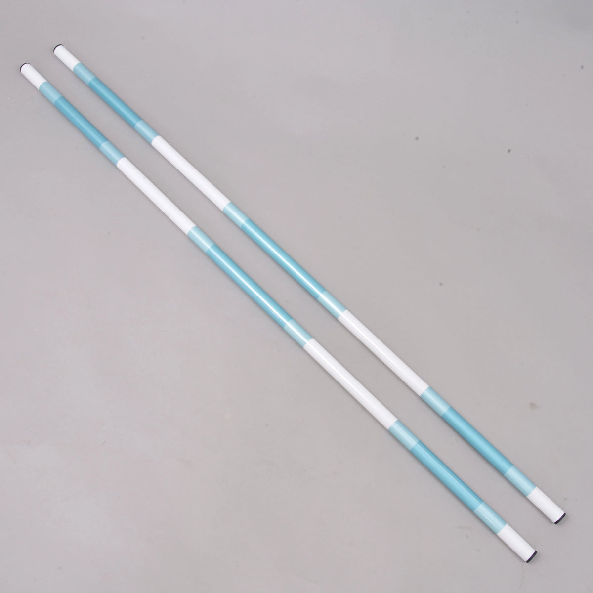 LarDen springpaal turquoise-wit 2 stuks voor Hobby Horse: twee palen in turquoise, lichtaqua en wit naast elkaar