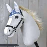 Hobby Horse gris à crinière blonde et licol noir portant le bonnet d’oreilles Star bleu à étoiles blanches et oreilles argent