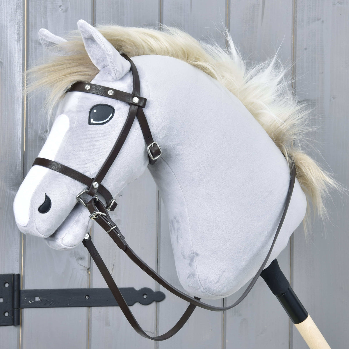 Bride complète marron avec diamants en similicuir LarDen pour Hobby Horse, avec rênes, sur un cheval en peluche gris clair à crinière crème