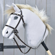 Bride complète marron avec diamants en similicuir LarDen pour Hobby Horse, avec rênes, sur un cheval en peluche gris clair à crinière crème