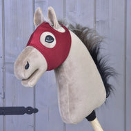 Paardenmasker zonder oren Velvet van LarDen in bordeaux op een beige Hobby Horse met donkere manen, ogen en oren blijven vrij