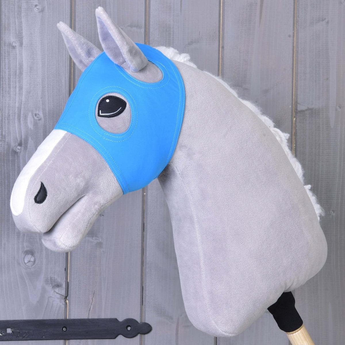 Paardenmasker zonder oren Sky van LarDen van felle hemelsblauwe stretchstof op een grijze pluche Hobby Horse