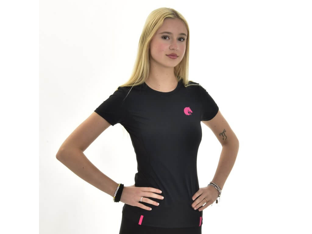 T-shirt LarDen Active Black Hobby Horse porté par une jeune fille blonde, ajusté à col rond, logo rose cheval et pattes roses à l’ourlet