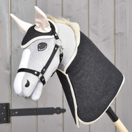 Grijze pluche Hobby Horse met crèmekleurige manen in de Set Blue Denim van donkere denim met beige oren en zwart halster