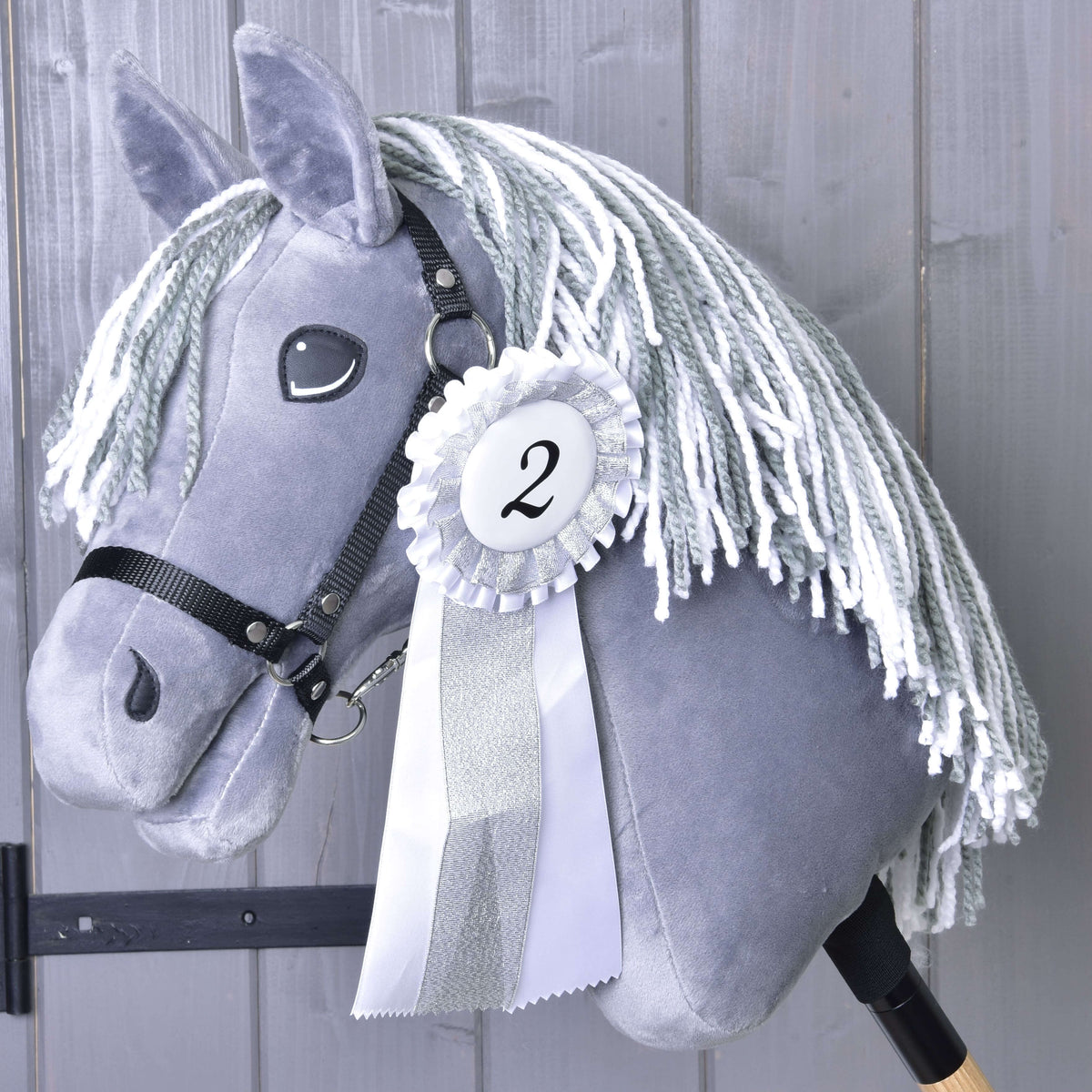 Deuxième place : la cocarde blanche et argent numéro 2 sur un Hobby Horse gris à crinière en fil gris et blanc
