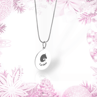 Collier en argent avec pendentif LarDen, disque rond au logo tête de cheval sur chaîne vénitienne, entouré de décorations roses givrées