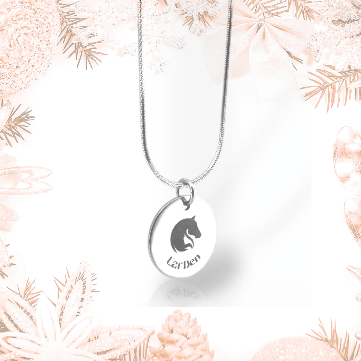 Collier avec pendentif LarDen en acier inoxydable chirurgical, disque rond au logo tête de cheval sur une chaîne serpent