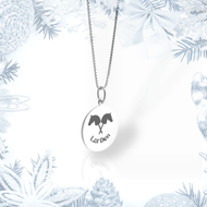 Collier argenté avec pendentif Hobby Horse de LarDen, deux têtes de chevaux croisées gravées sur un disque rond, chaîne vénitienne