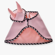 Ensemble Abby pour Hobby Horse de LarDen : couverture et bonnet d’oreilles rose pâle à bordure à carreaux noirs et blancs et doublure rose douce