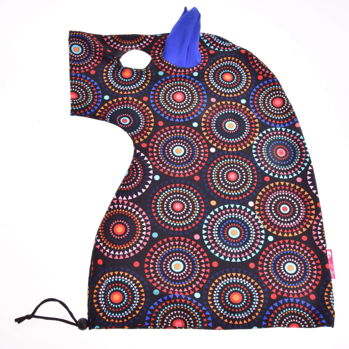 Beschermpak Alice plat neergelegd, zwart met rode, oranje en turquoise cirkels, blauw oor, ooggat en trekkoord