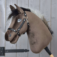 Hobby Horse Alfredo met zwarte halster van LarDen, donkerbruin pluche hoofd met pluizige zwarte en zilvergrijze manen