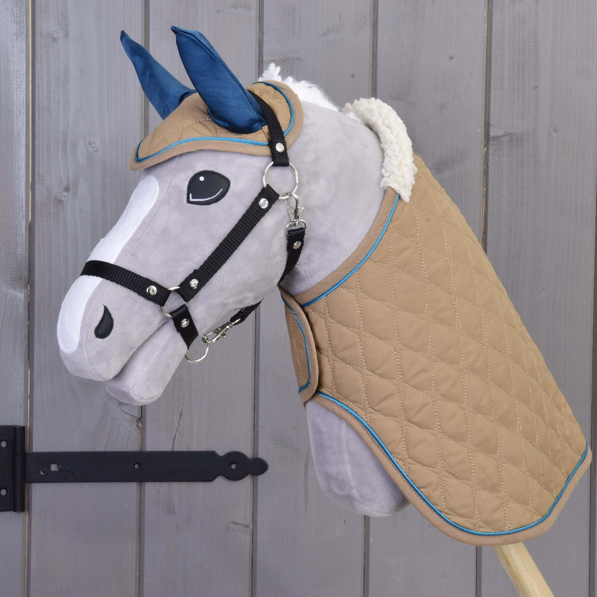 Hobby Horse gris en peluche portant l’ensemble matelassé beige Almond Star, oreilles marine, col sherpa et licol noir