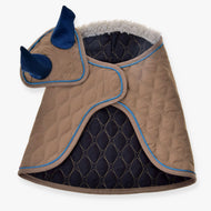 Set Almond Star voor Hobby Horse van LarDen: beige gewatteerde deken en oornetje met donkerblauwe oren en blauwe bies
