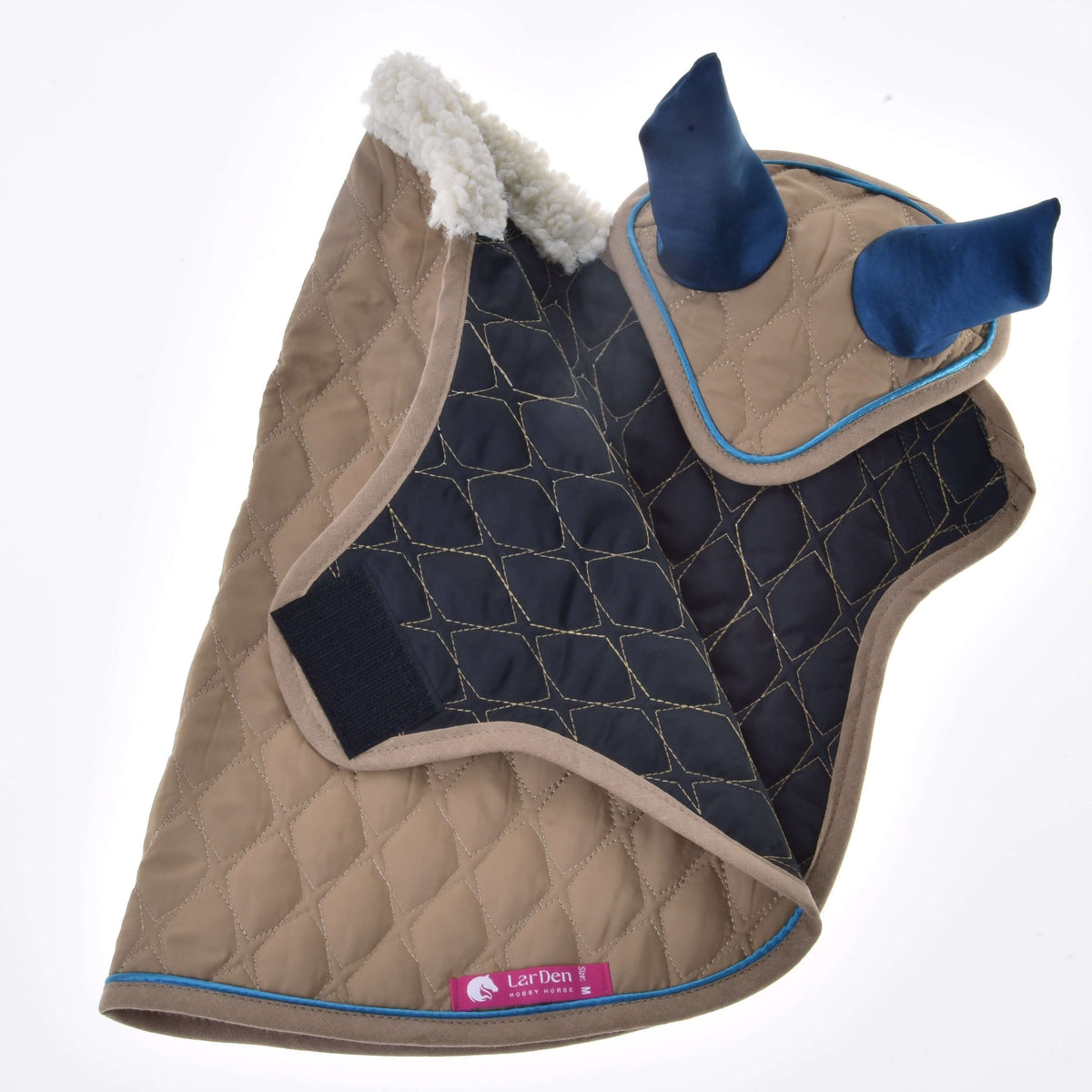Couverture et bonnet d’oreilles beiges retournés, montrant la doublure matelassée marine, la fermeture de poitrail et l’étiquette rose LarDen