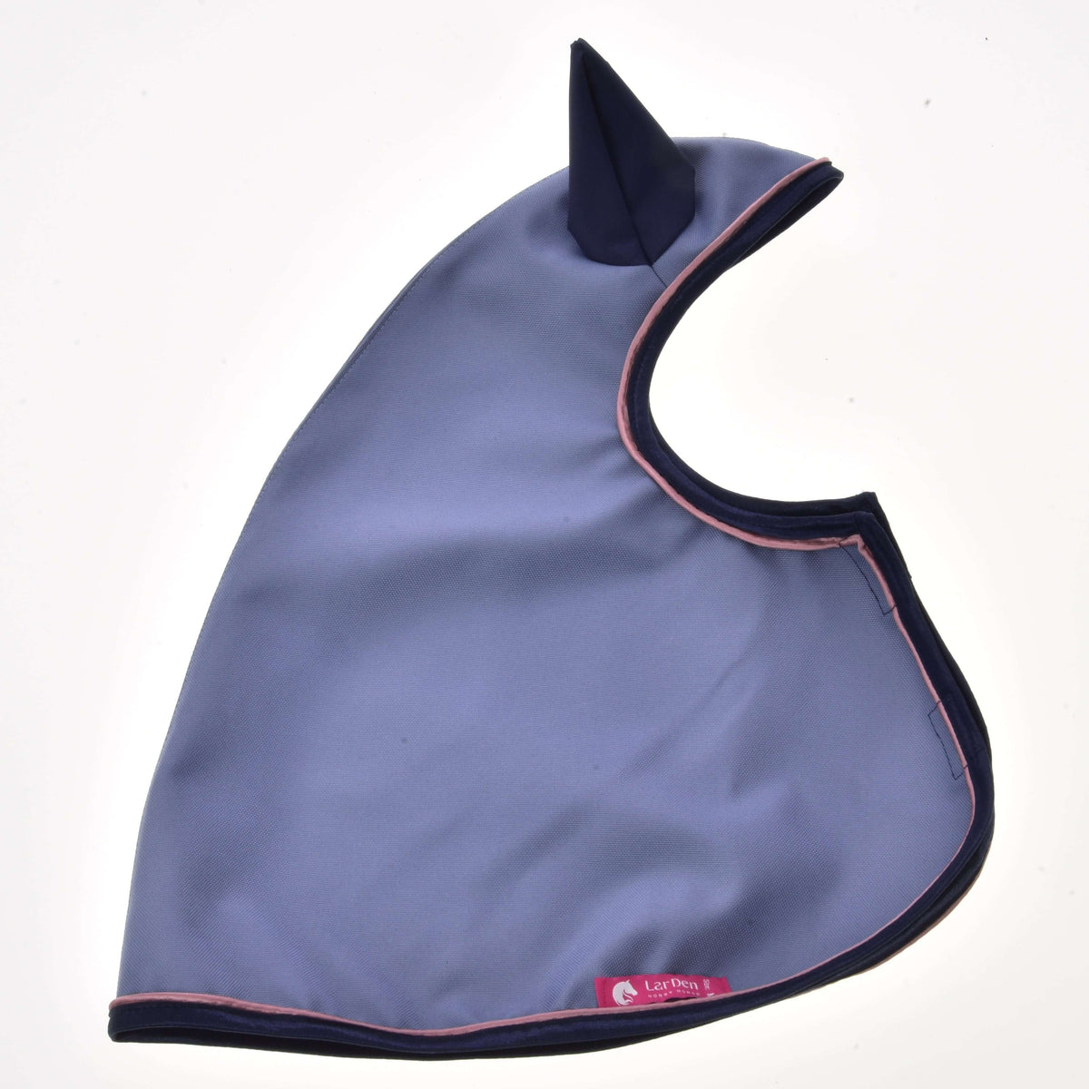 Imperméable Bloom pour Hobby Horse à plat, tissu bleu clair avec oreille bleu marine, bordure marine à passepoil rose et étiquette rose