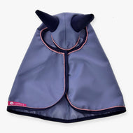 Imperméable Bloom pour Hobby Horse de LarDen vu de dessus, bleu grisé avec oreilles marine et bordure marine passepoilée de rose