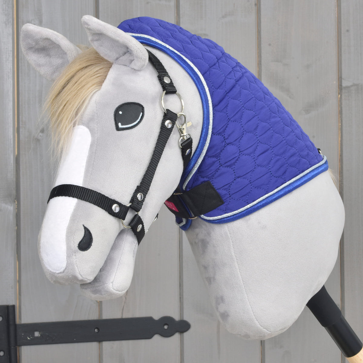Grijze Hobby Horse met alleen het afneembare halsstuk Bluebell, koningsblauw gewatteerd met zilveren en blauwe bies