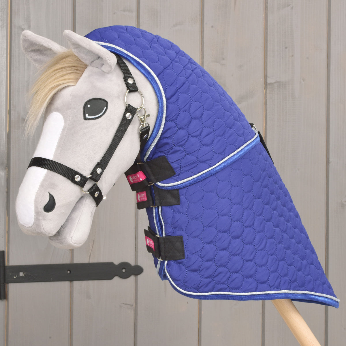 Grijze Hobby Horse met zwart halster in de deken Bluebell, het halsstuk reikt tot aan de oren