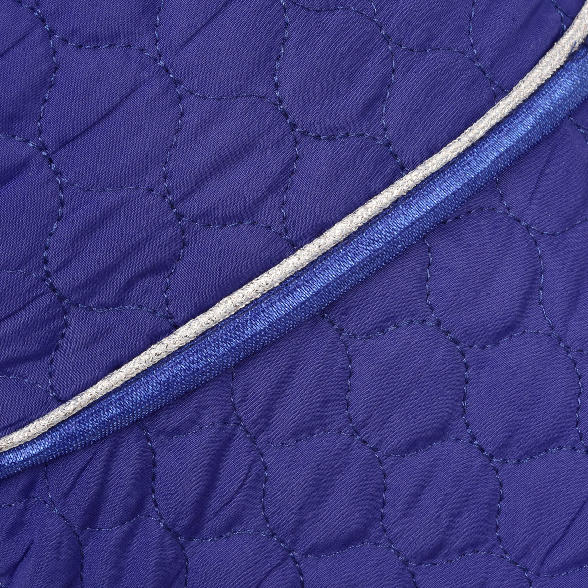 Hobby Horse deken met afneembaar halsstuk Bluebell van dichtbij, koningsblauw met cirkelstiksel en zilveren en blauwe bies