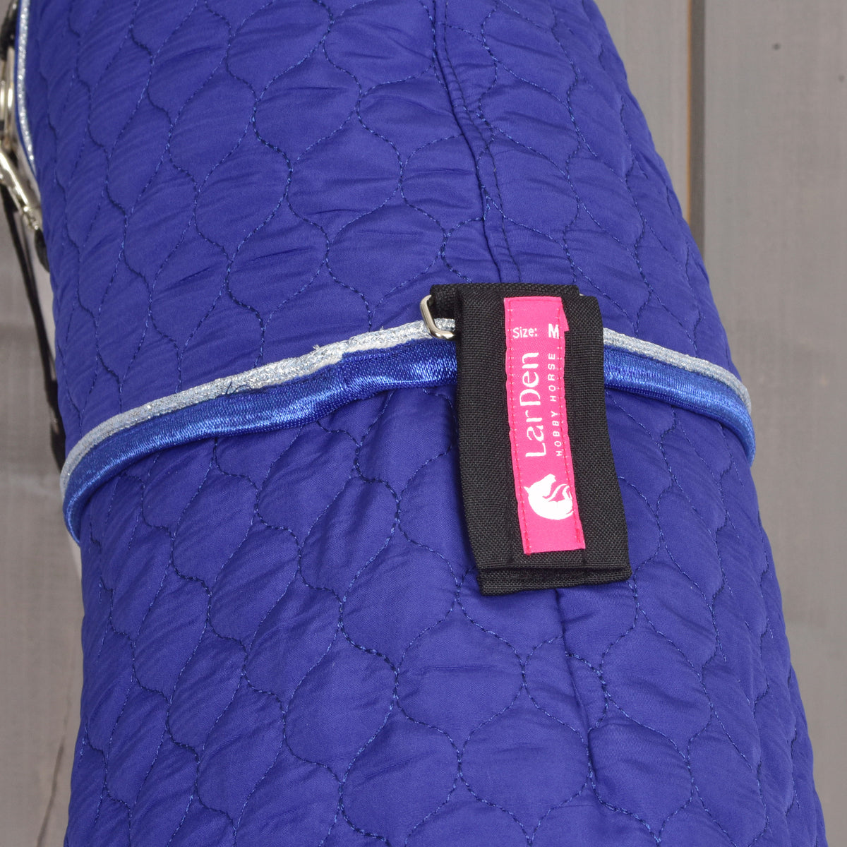 Roze LarDen-label op een zwarte riem bij de hals van de Hobby Horse deken met afneembaar halsstuk Bluebell