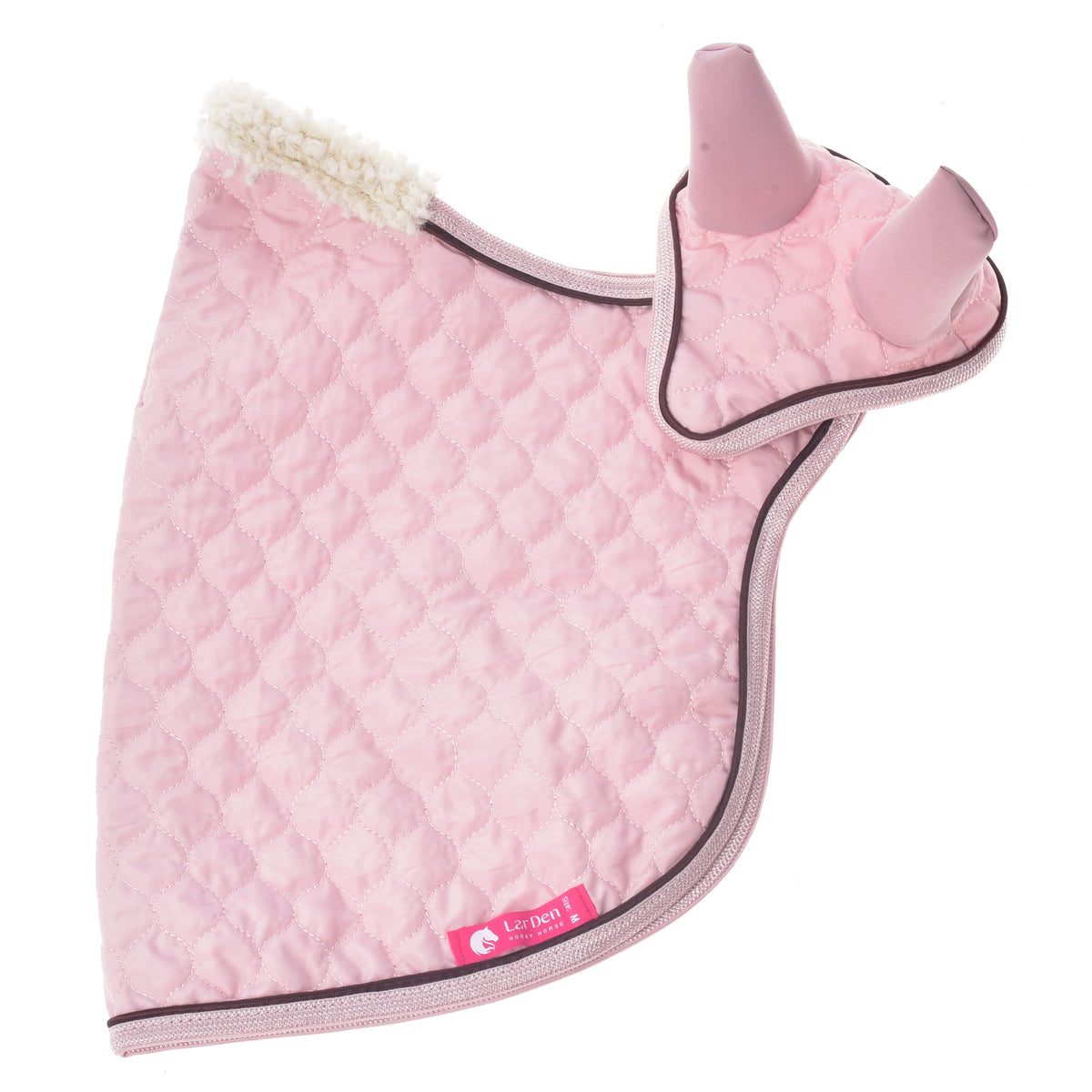 Ensemble Blush pour Hobby Horse posé à plat de profil, couverture matelassée rose et bonnet d'oreilles, étiquette LarDen rose en bas