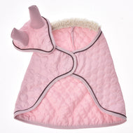 Ensemble Blush de LarDen pour Hobby Horse : couverture rose matelassée en vagues et bonnet d'oreilles, passepoil marron et col en polaire crème