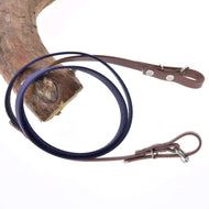 Teugels gerubberd brown purple van LarDen voor Hobby Horse, donkerpaars midden en bruine uiteinden met gespen, over een tak