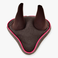 Bonnet d’oreilles Chocolat LarDen pour Hobby Horse, tissu marron chiné, oreilles marron foncé et passepoil rose vif