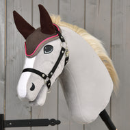 Hobby Horse gris à crinière crème et licol noir portant le bonnet d’oreilles marron Chocolat à passepoil rose vif
