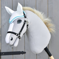 Hobby Horse gris clair avec licol noir et crinière crème portant le bonnet d’oreilles blanc au crochet bordé de turquoise